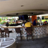 Holua Poolside Lounge