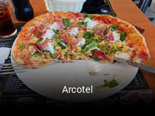 Réserver une table chez Arcotel maintenant