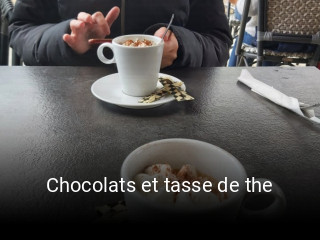 Chocolats et tasse de the réservation de table